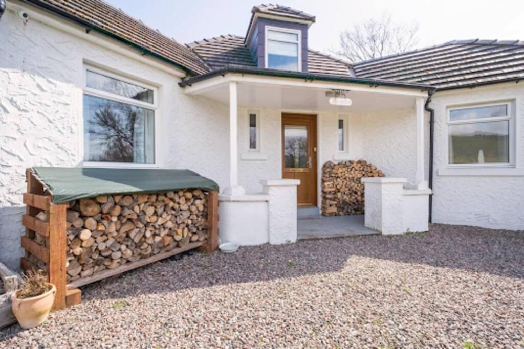 Cosy Hygge/ Scottish Themed By Loch Ness Holiday home *